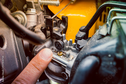 Canvas-taulu The finger points to the adjusting screw on the carburetor of the gas generator