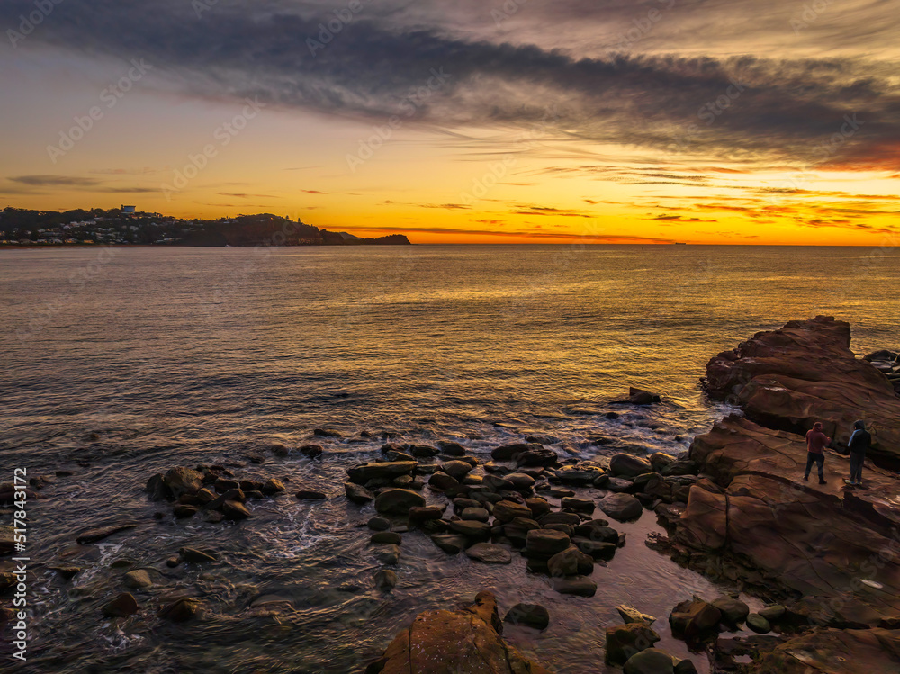 Obraz premium Sunrise over the sea with high cloud