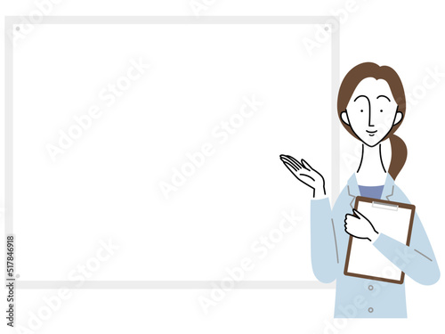 バインダーを持ち、笑顔で説明する女性医師