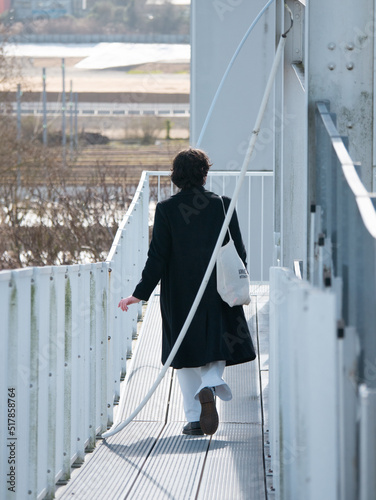 Fille marchant sur passerelle