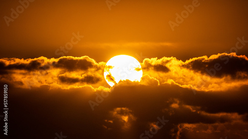 Coucher de soleil entre les nuages