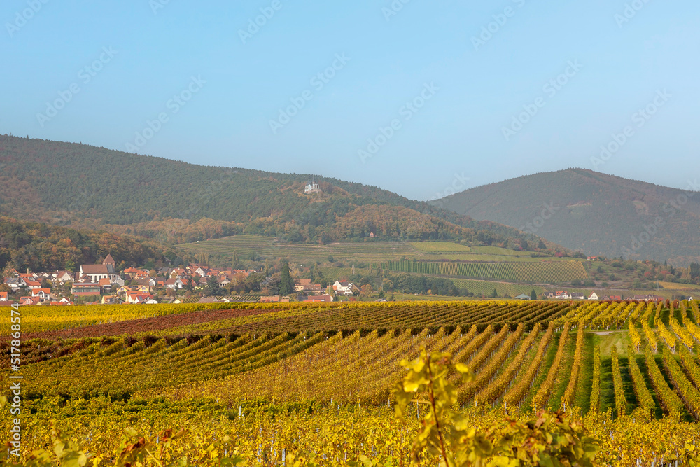 Blick über Weinfelder auf den Weinort Gleisweiler und die Annakapelle, Südpfalz