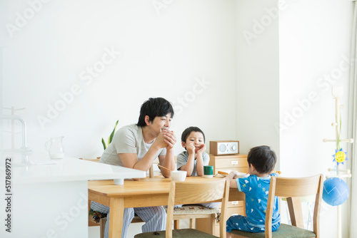 親子　朝食 © japolia