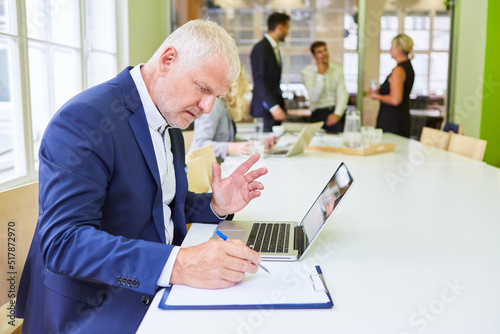 Businessman at the PC has ideas for business strategy