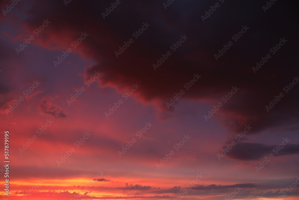 Obraz premium Beautiful summer sunset in the sky