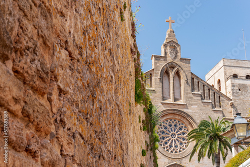 Zabytkowy kościół z przepiękną rozetą wbudowany w mury miasta. Kościół swiętego Jakuba, Alcudia, Majorka, Hiszpania. 