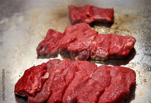 Zubereitung von feinem Rindfleisch, Fleisch auf einer heißen Kochplatte. 