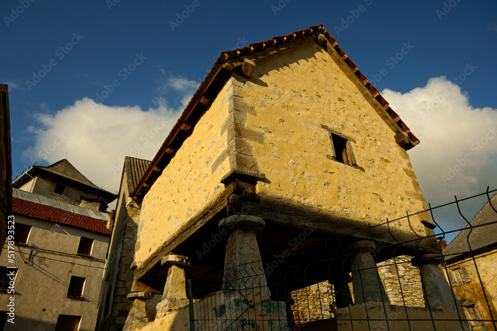 Hórreo.Hiriberri-Vilanueva de Aezcoa. Valle de Aezcoa. Gran recorrido 11.Cordillera pirenaica.Navarra.España. Hórreo.Hiriberri-Vilanueva de Aezcoa. Valle de Aezcoa. Gran recorrido 11.Cordillera pirenaica.Navarra.España.