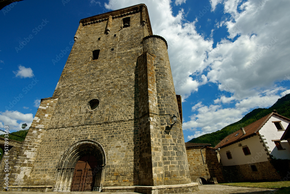 Iglesia-fortaleza de San Ciprian(s.XV).Isaba.Valle del Roncal. Gran recorrido 11.Cordillera pirenaica.Navarra.España.