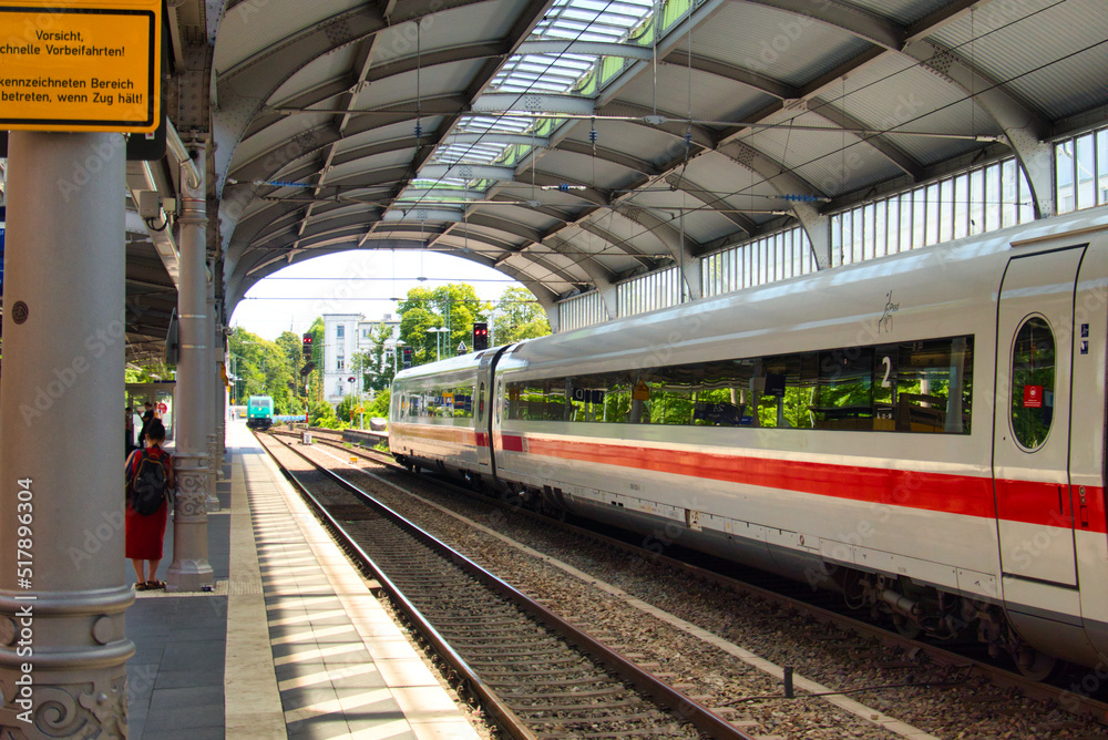 Obraz premium ICE Schnellzug muss in Bonn am Bahnhof auf Weiterfahrt warten