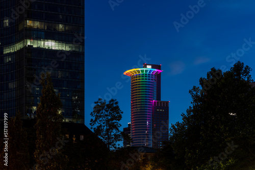 Hochhaus bei Nacht am CSD