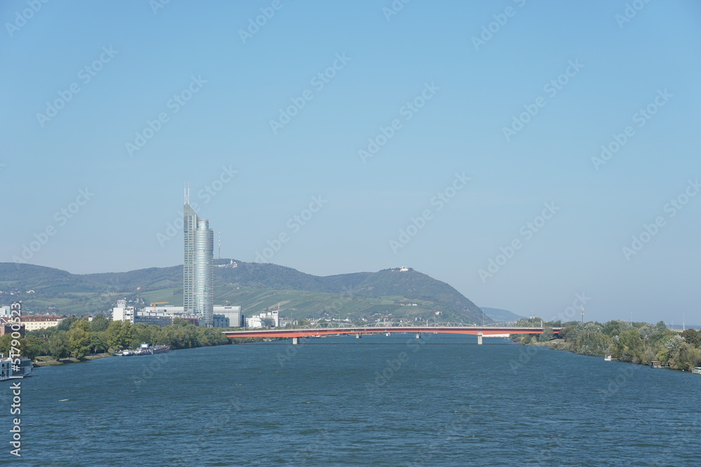 Obraz premium Donau aus Sicht der Donaubrücke