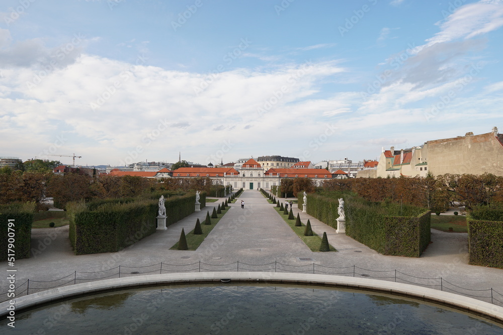 Schlosspark Belvedere mit Sicht auf die Orangerie