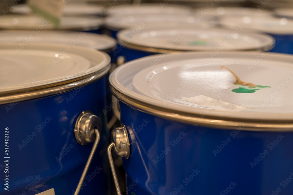 Obraz premium close-up of paint cans in the store