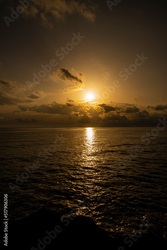 Krajobraz morski podczas wschodu słońca. Morze śródziemne, zatoka Alkudyjska, Hiszpania. 