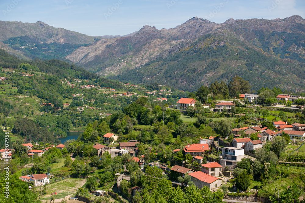 Miasteczko u podnóża gór (Park Narodowy Peneda-Gerês), Północna Portugalia