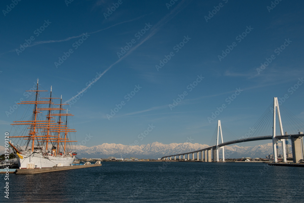 Obraz premium 新湊大橋と立山連峰 