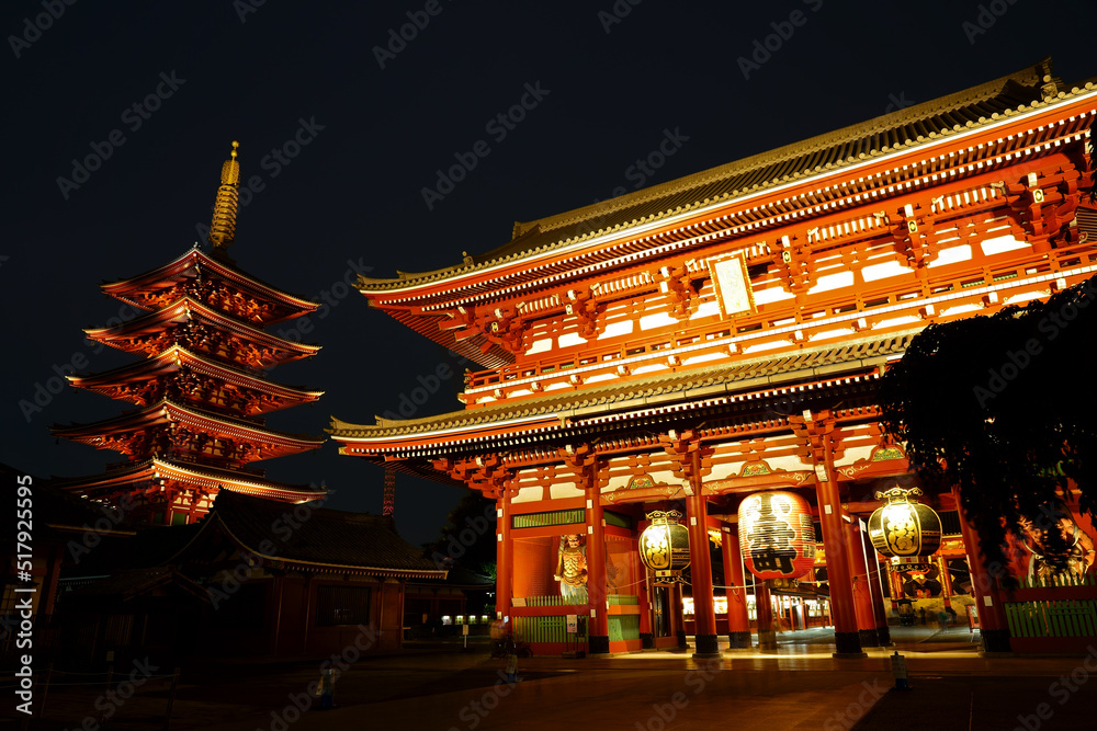 ライトアップされ圧倒的な美しさを見せる浅草寺・宝蔵門と五重の塔