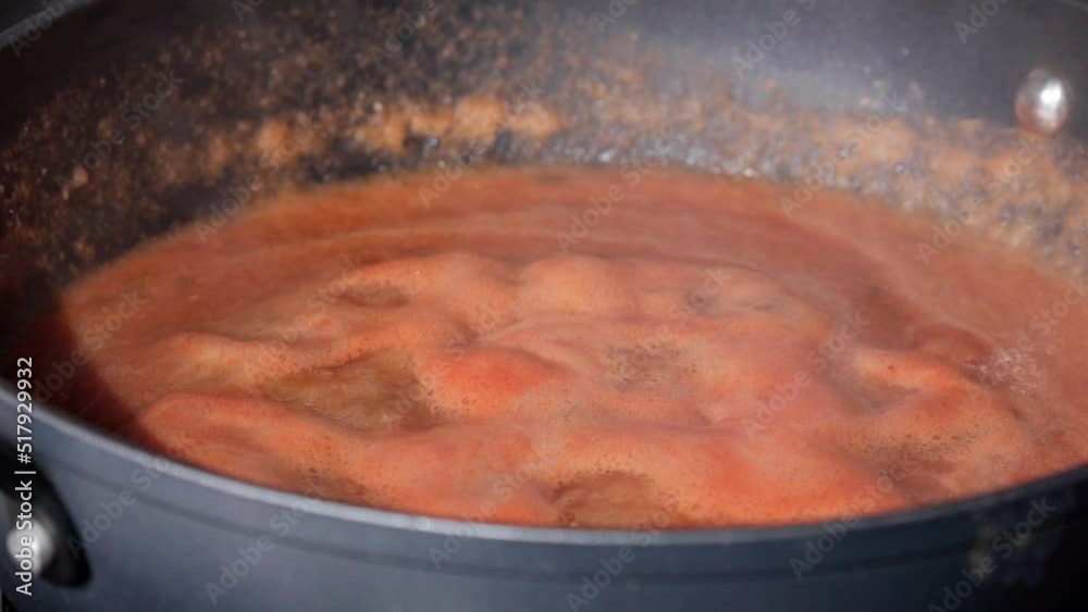Vidéo Stock Tomato vegetable sauce boiling in saucepan in the process