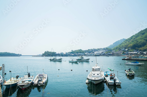 広島 海と山に囲まれた鞆の浦の日常風景