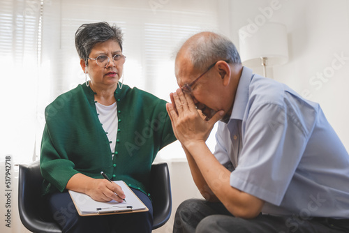 Fotografia senior man have a conversation in a depressed therapy session with psychologist