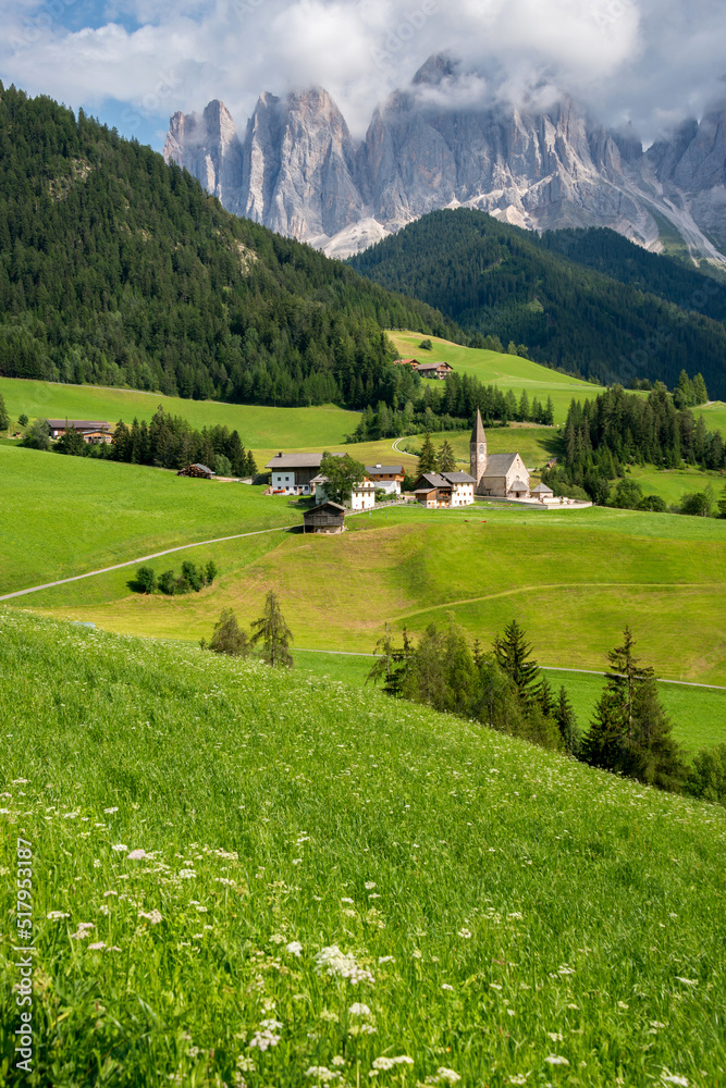 Santa Madalena y las Dolomitas en el valle de Funes, en la región de Sudtirol, Italia