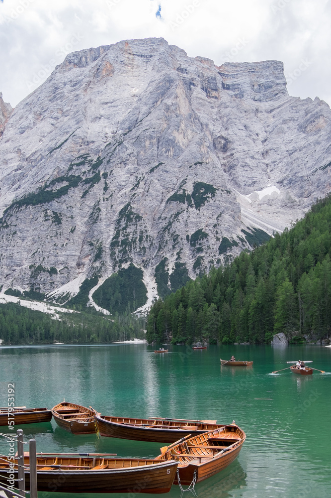 Barcas y lago de Braies en la región de Sudtirol en los Alpes italianos
