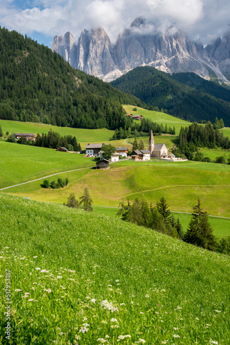 Santa Madalena y las Dolomitas en el valle de Funes  en la regi  n de Sudtirol  Italia