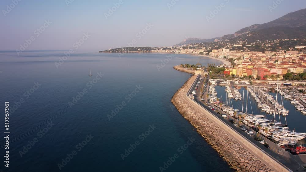 panorama au dessus du port de plaisance de Menton - Côte d'Azur Méditerranée