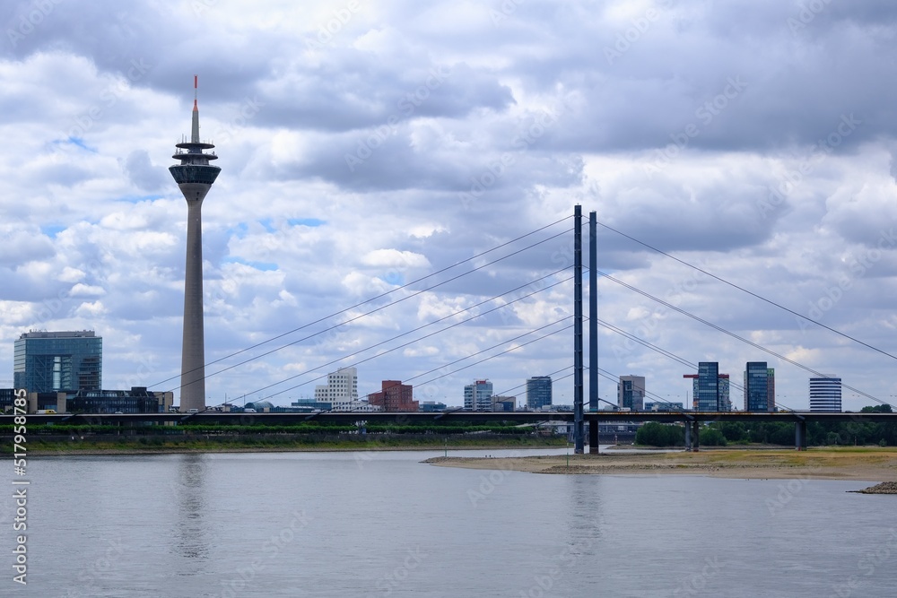 Panorama von Düsseldorf mit Rheinturm und Rheinkniebrücke