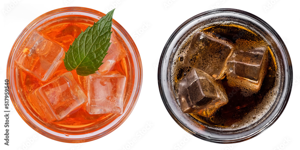 Ταπετσαρία Set of refreshing soft drinks and cocktails with ice in glasses, top view on a w