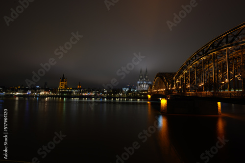 Stadt Köln, Hohenzollernbrücke bei Nacht  © Angela