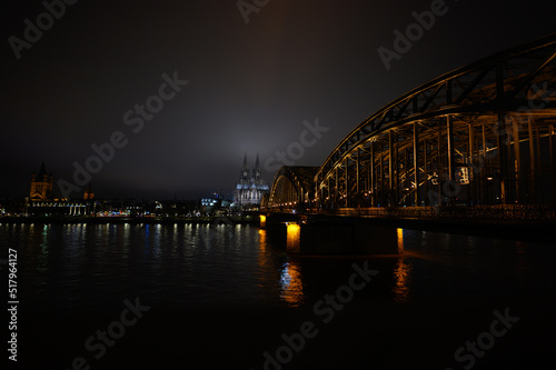 Hohenzollernbrücke bei Nacht in Köln