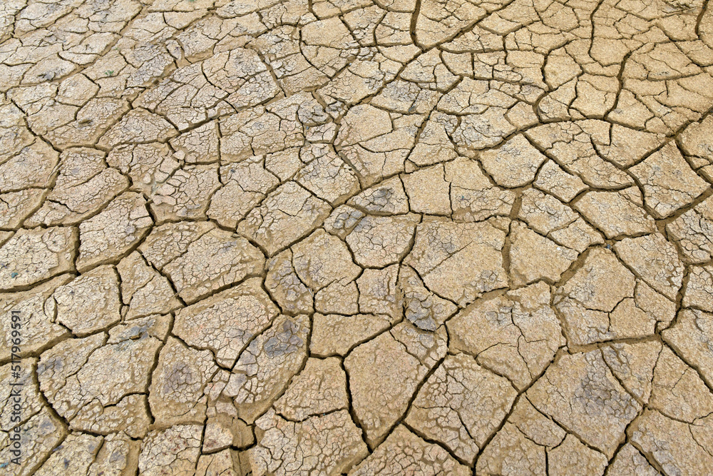 Ausgedörrter Boden mit Trockenrissen // Parched soil with drying cracks Ausgedörrter Boden mit Trockenrissen // Parched soil with drying cracks