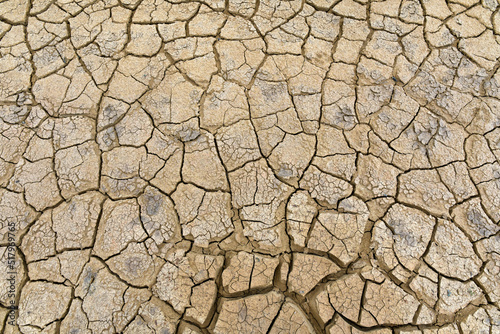 Ausgedörrter Boden mit Trockenrissen// Parched soil with drying cracks