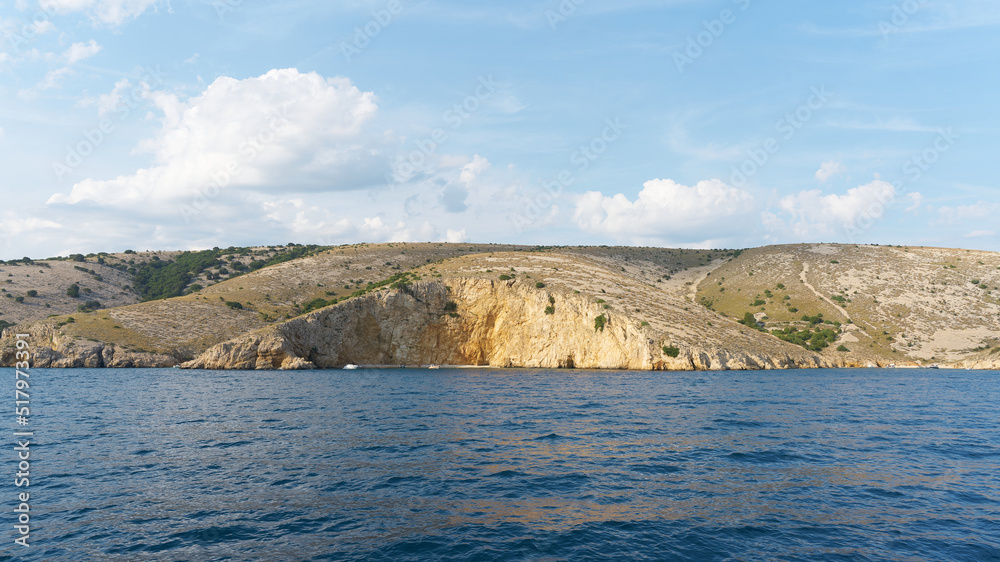 Fototapeta premium beliebte Badebucht Golden Beach, auch bekannt als Zlatna Plaža, Plaža Biškupići, Velo Čelo nahe Krk in Kroatien