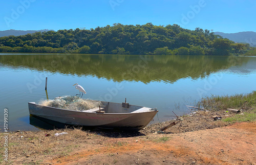 Garça num barco em primeiro plano na lagoa de piratininga photo