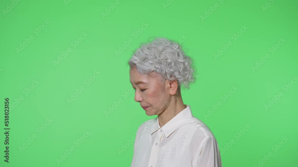 マスクをつけるシニア女性 クロマキー合成用グリーンバック マスクをつけるシニア女性 クロマキー合成用グリーンバック