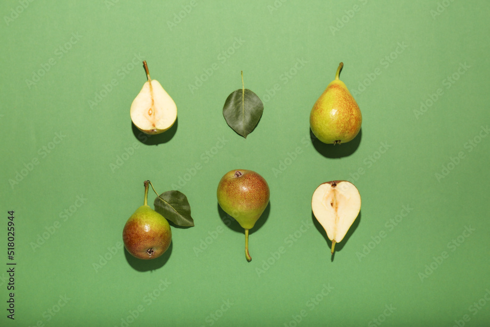 Obraz premium Fresh pears on beige background, flat lay composition, top view space 
