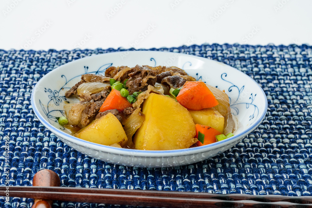 和食 肉じゃが 牛肉とじゃがいもの甘辛煮込み料理 和食 肉じゃが 牛肉とじゃがいもの甘辛煮込み料理