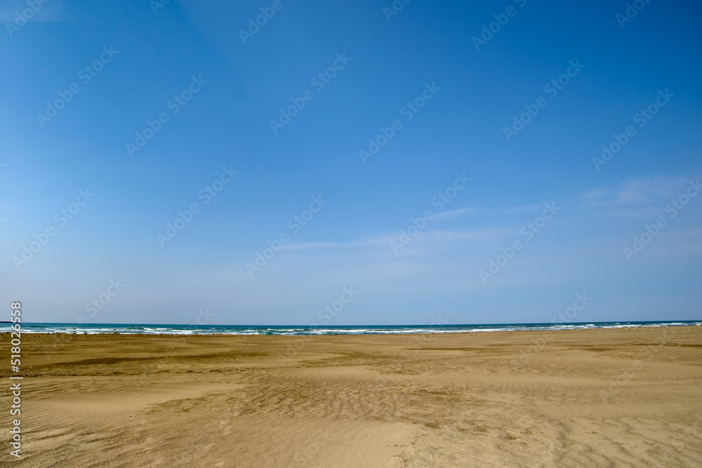 砂浜と空　広い砂浜と海のある景色