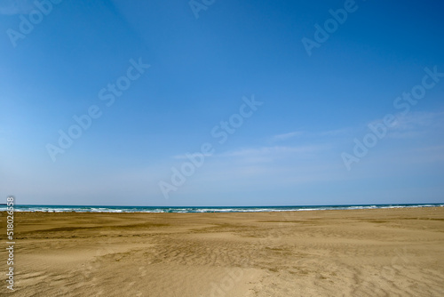 砂浜と空 広い砂浜と海のある景色