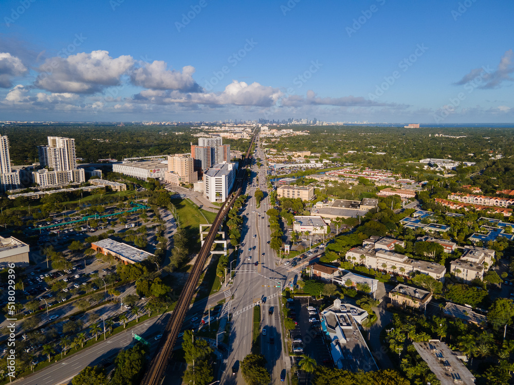 Fototapeta premium Beautiful aerial view of the miami suburbs and buildings in the sunset