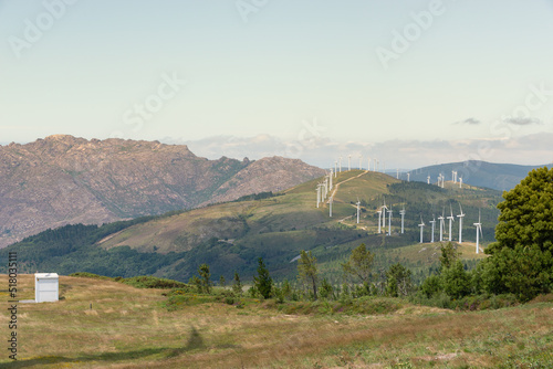 Vista del paisaje del monte Pindo y alrededores, incluido un parque eólico, desde el mirador del alto As Paxareiras. A Coruña, Galicia, julio de 2022
