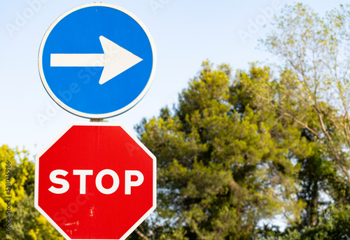 Señal de stop con una flecha indicando dirección obligatoria /sentido obligatorio hacia la derecha photo