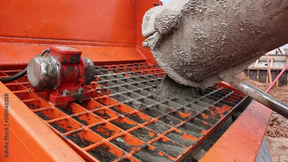 Vidéo Stock Concrete is poured through the chute of the concrete mixer