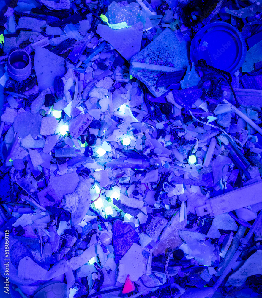 Fotografie ultraviolet (UV) flashlight to irradiate the micro-plastics