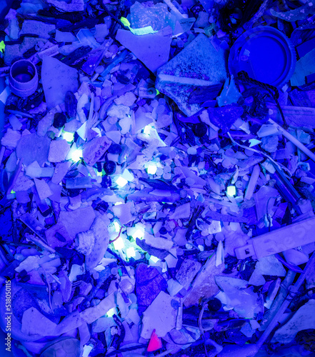 Foto ultraviolet (UV) flashlight to irradiate the micro-plastics