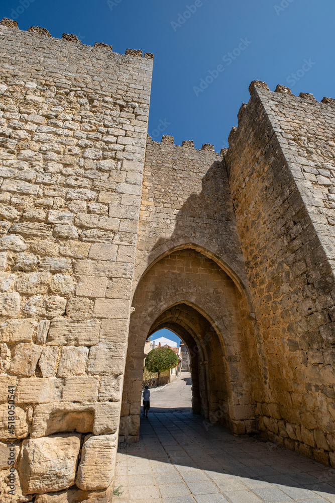 Puerta del Mercado, recinto amurallado de los siglos XII-XIII, Almazán, Soria,  comunidad autónoma de Castilla y León, Spain, Europe