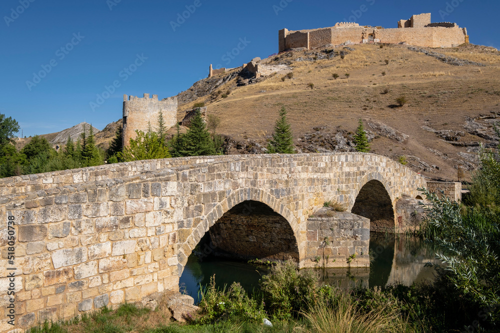 Puente romano sobre el río Ucero y castillo de Osma, El Burgo de Osma, Soria,  comunidad autónoma de Castilla y León, Spain, Europe